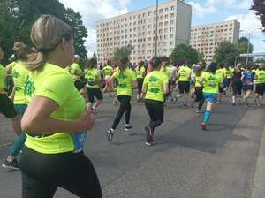 Zdjęcie przedstawiające kobiety biorące udział w biegu.