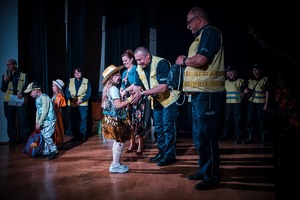 Zdjęcie przedstawiające wręczenie nagrody zwyciężczyni.