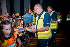 Zdjęcie przedstawiające Pana Naczelnika wręczającego nagrody.