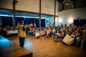 Zdjęcie przedstawiające policjanta oraz uczestników.