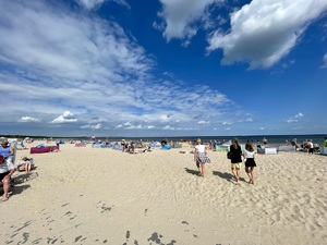 Zdjęcie osób na plaży.