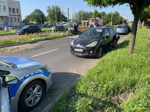 Zdjęcie przedstawiające uszkodzony samochód oraz radiowóz.