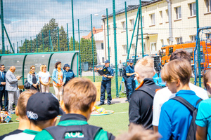 Zdjęcie przedstawiające uczestników i zebranych gości.