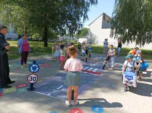 Zdjęcie przedstawiające dzieci uczestniczące w spotkaniu.