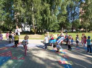 Zdjęcie przedstawiające dzieci uczestniczące w spotkaniu.