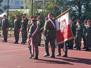 Zdjęcie przedstawiające uroczystości ze ślubowania.