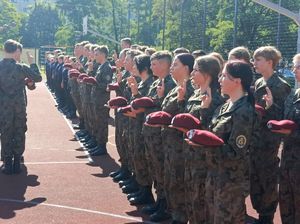 Zdjęcie przedstawiające uroczystości ze ślubowania.