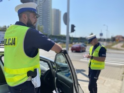 Zdjęcie policjantów ruchu drogowego.