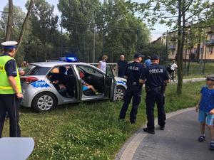 Zdjęcie przedstawiające policjanta oraz uczestników festynu.