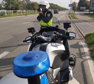 Zdjęcie motocykla i policjanta.