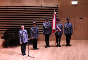 Zdjęcie przedstawiające policjantów trzymających poczet sztandarowy.