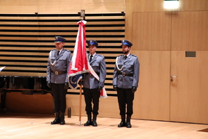 Zdjęcie przedstawiające policjantów z pocztem sztandarowym.