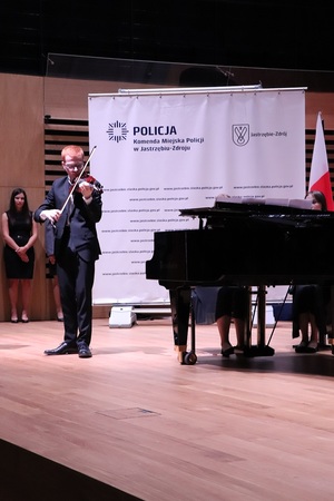 Zdjęcie przedstawiające ucznia szkoły muzycznej w trakcie występu.