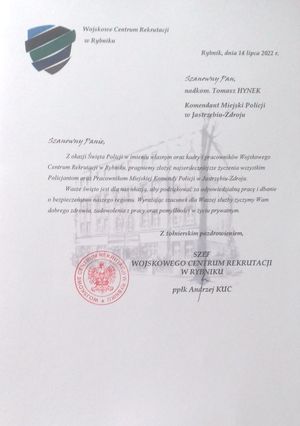 Zdjęcie przedstawiające list gratulacyjny od Zastępcy Komendanta Wojskowego Centrum Rekrutacji w Rybniku – majora Lesława Witryk.