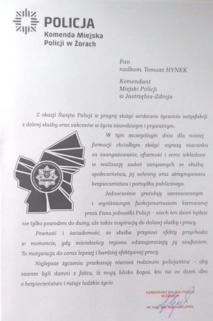 Zdjęcie przedstawiający list gratulacyjny od młodszego insp. Mariusza Klepka - Komendanta Miejskiego Policji w  Żorach.