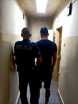 Zdjęcie przedstawiające policjanta oraz osobę zatrzymaną.