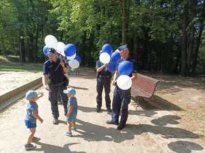 Zdjęcie przedstawiające policjantów w parku.