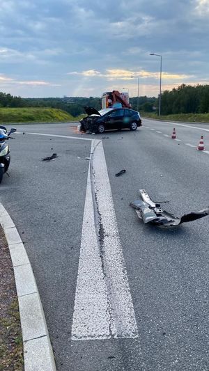 Zdjęcie uszkodzonych pojazdów.