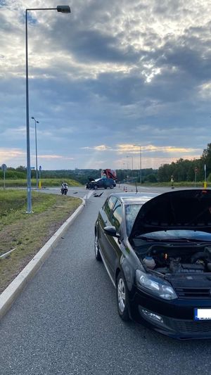 Zdjęcie uszkodzonych pojazdów.