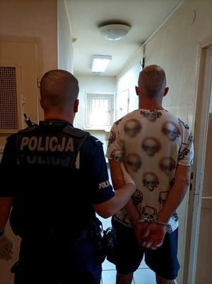 Zdjęcie osoby zatrzymanej oraz policjanta.