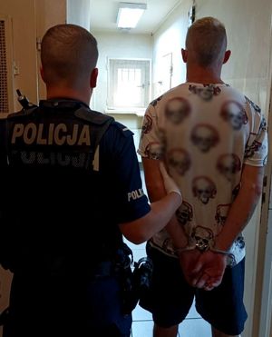 Zdjęcie osoby zatrzymanej oraz policjanta.