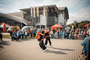 Zdjęcie przedstawiające tańczące uczennice szkoły Szok.
