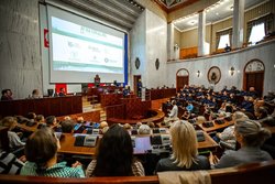 Zdjęcie przedstawiające uczestników konferencji.