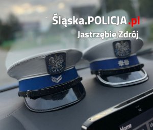 Zdjęcie czapek policjantów ruchu drogowego.