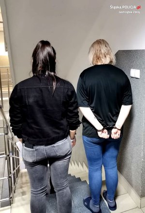 Zdjęcie przedstawiające osobę zatrzymaną oraz policjantkę.