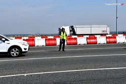 Zdjęcie przedstawiające policjanta na autostradzie.