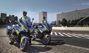 Zdjęcie policjantów oraz policyjnych motocykli.