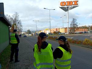 Zdjęcie kolorowe przedstawiające uczniów klas mundurowych oraz policjanta.