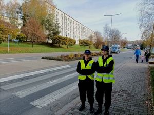 Zdjęcie kolorowe przedstawiające uczennice z  klas mundurowych.