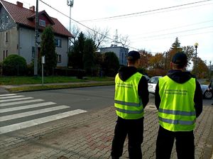 Zdjęcie kolorowe przedstawiające uczniów klas mundurowych.