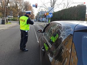 Zdjęcie przedstawiające policjanta ruchu drogowego.