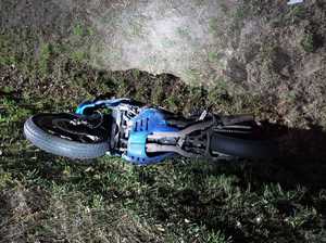 Zdjęcie kolorowe przedstawiające uszkodzony motocykl.