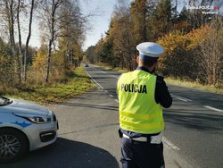 Zdjęcie przedstawiające policjanta ruchu drogowego.