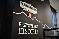 Zdjęcie plakatu na którym widnieje temat szkolenia Przystanek Historia.