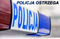 Zdjęcie  świateł radiowozu oraz napis Policja Ostrzega.