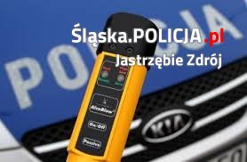 Zdjęcie, na którym widać urządzenie do badania stanu trzeźwości oraz radiowóz.