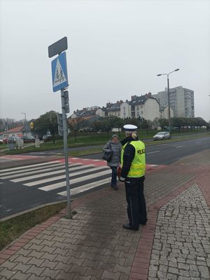 Zdjęcie policjantkę oraz pieszą.