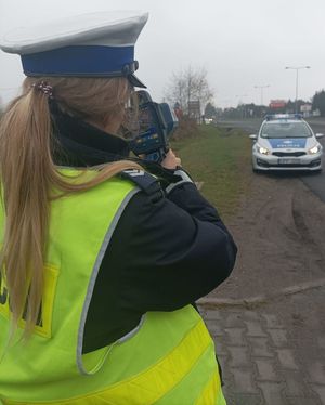 Zdjęcie policjantki ruchu drogowego trzymającej radar.