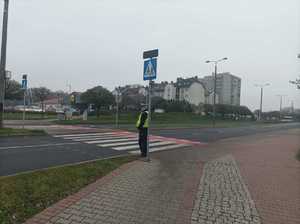 Zdjęcie policjanta ruchu drogowego przy przejściu dla pieszych.