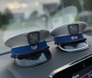 Zdjęcie dwóch czapek policjantów.