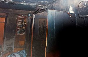 Zdjęcie przedstawiające zniszczoną szafę w pomieszczeniu gdzie wybuchł pożar.