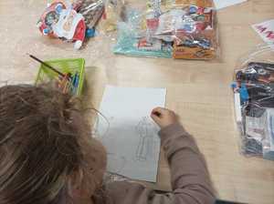 Zdjęcie przedstawiające dziewczynkę, która rysuje.