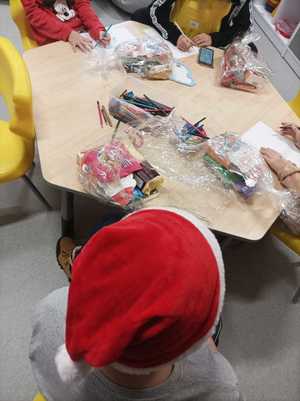 Zdjęcie przedstawiające dziecko z ubraną czapka Mikołaja.