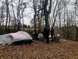 Zdjęcie przedstawiające policjantów w trakcie kontroli miejsca przebywania osób bezdomnych.