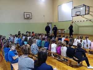 Zdjęcie przedstawiające dzieci uczestniczące w prelakcajach.