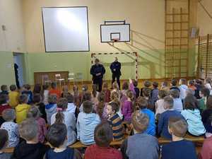 Zdjęcie przedstawiające policjantów oraz dzieci.